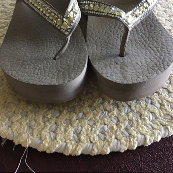 Sketcher’s Yoga Foam Sandals.Size 9 Color Taupe - Picture 3 of 4